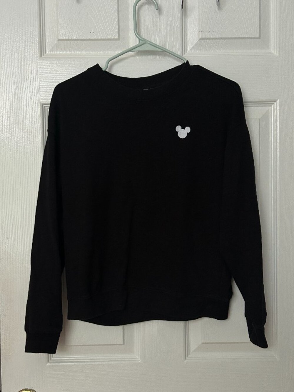 H&M Divided Disney Black Crewneck Sweatshirt Women's Medium Loungewear Cozy Fall
